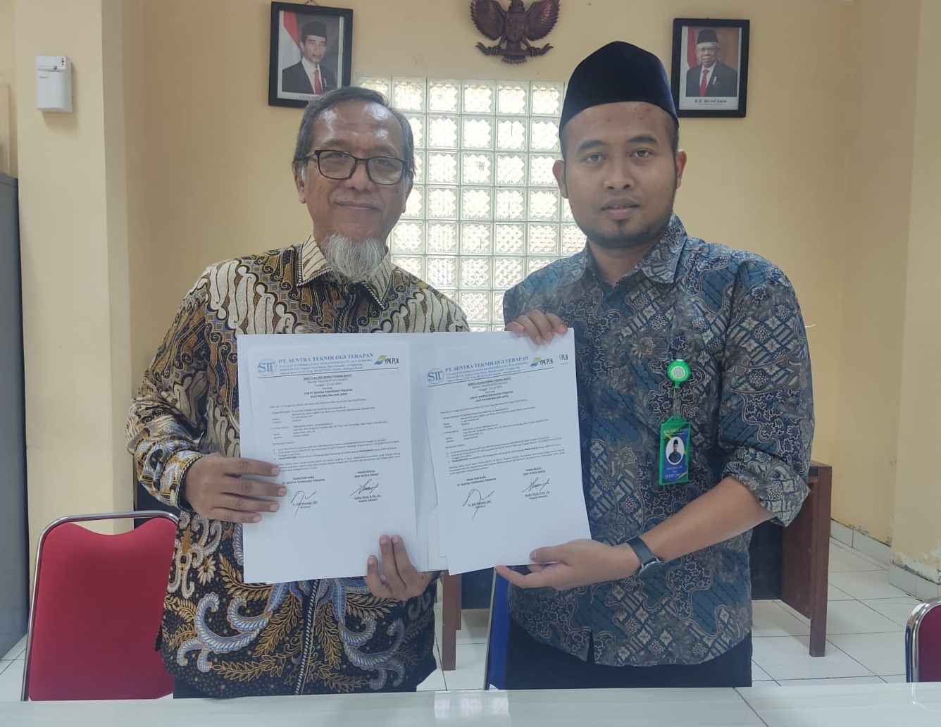 Penandatanganan Berita Acara Serah Terima APD oleh PT STT (Bapak Ir. Jefri Rosiadi, M.T) kepada SMK Nurul Barqi (Bapak Saifur Risal, S.Pd., Gr.)
